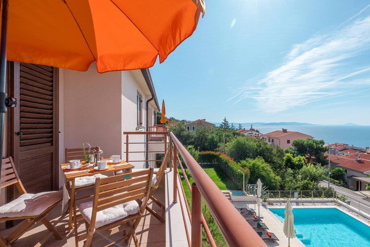 E&T Apartments With A Beautiful Pool Rabac Szoba fotó