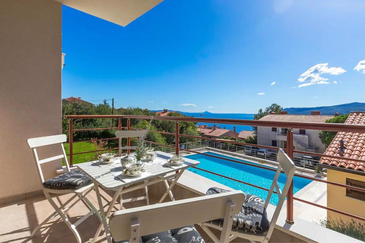 E&T Apartments With A Beautiful Pool Rabac Szoba fotó