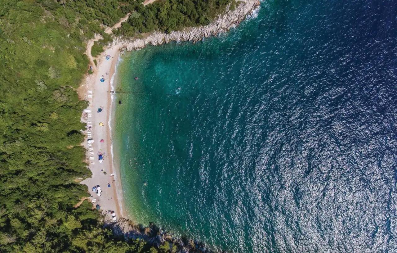 E&T Apartments With A Beautiful Pool Rabac Kültér fotó